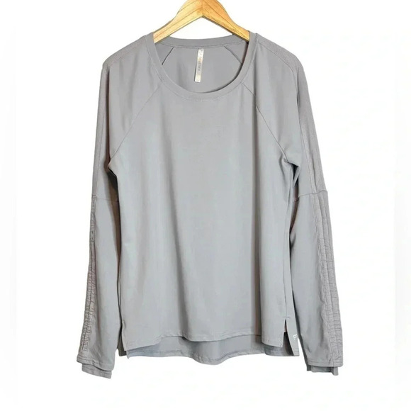 Fabletics | Cashel Adjustable Sleeve Top II Gray Cinch Sleeve Thumbholes - Picture 4 of 10
